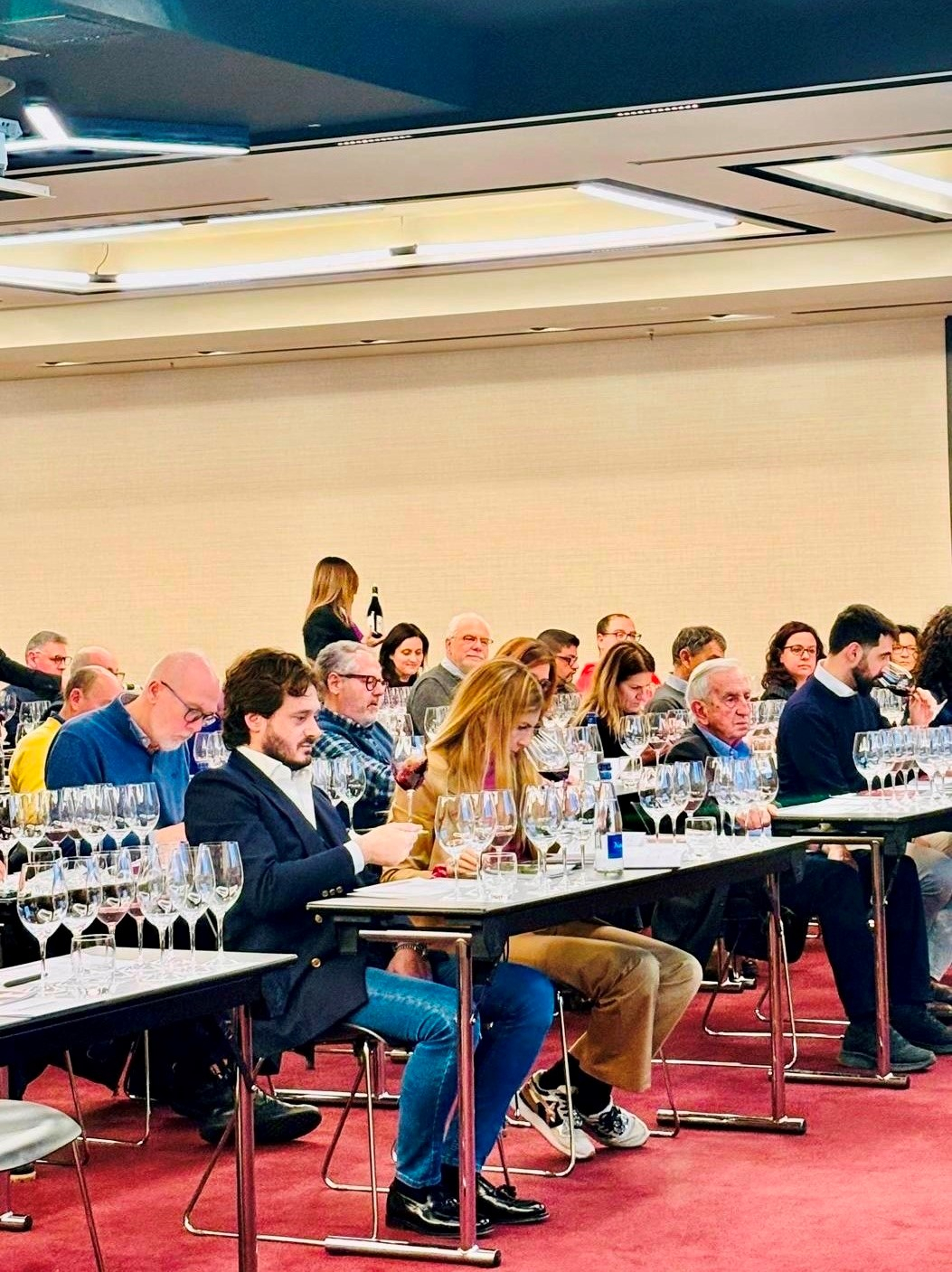 Il servizio dei vini durante la degustazione Il servizio dei vini durante la degustazione