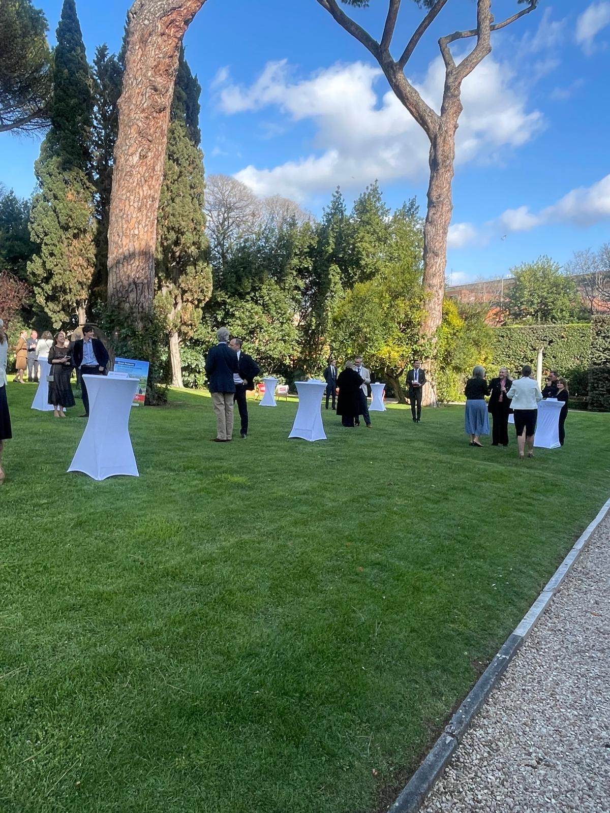 I giardini allestiti di Villa Wolkonsky durante l'incontro con il Re e la Regina d'Inghilterra I giardini allestiti di Villa Wolkonsky durante l'incontro con il Re e la Regina d'Inghilterra
