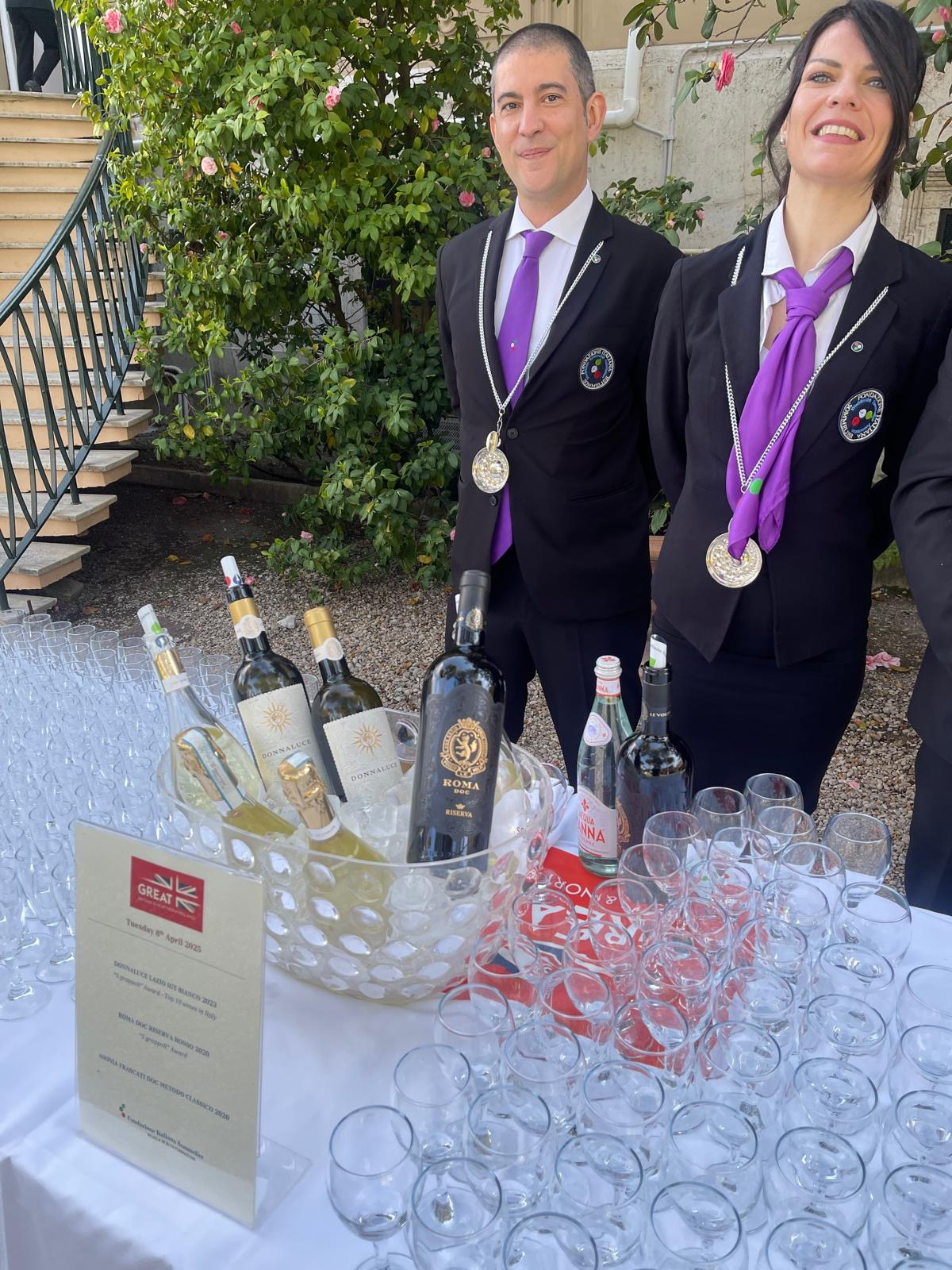 I Sommelier della Fondazione Italiana Sommelier che hanno fatto servizio durante l'incontro a Villa Wolkonsky I Sommelier della Fondazione Italiana Sommelier che hanno fatto servizio durante l'incontro a Villa Wolkonsky