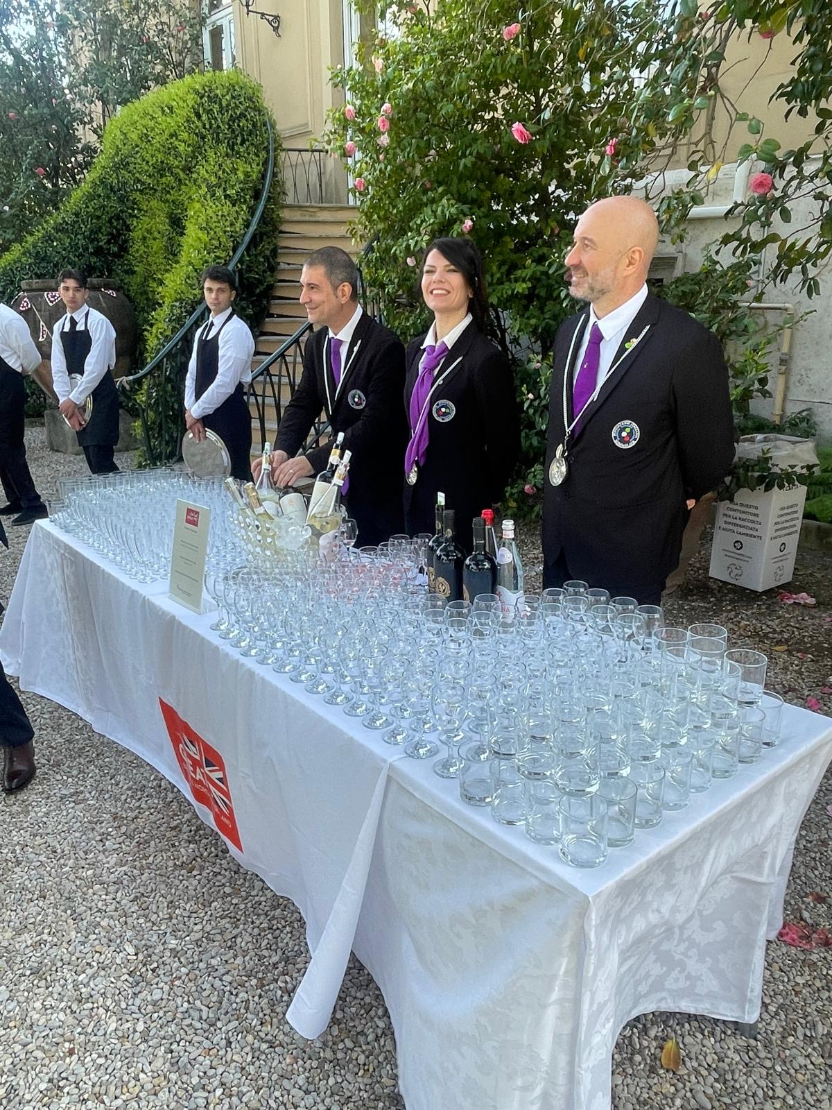 I Sommelier della Fondazione Italiana Sommelier che hanno fatto servizio durante l'incontro a Villa Wolkonsky I Sommelier della Fondazione Italiana Sommelier che hanno fatto servizio durante l'incontro a Villa Wolkonsky