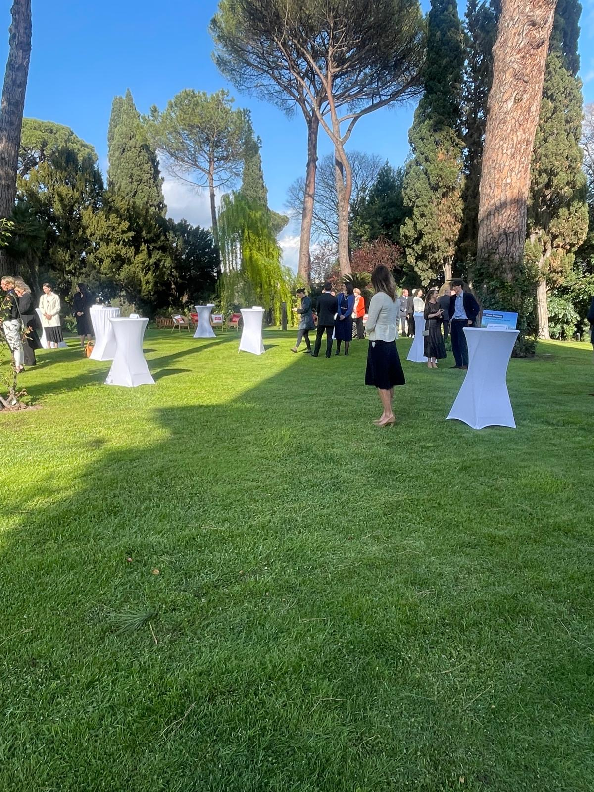I giardini allestiti di Villa Wolkonsky durante l'incontro con il Re e la Regina d'Inghilterra I giardini allestiti di Villa Wolkonsky durante l'incontro con il Re e la Regina d'Inghilterra